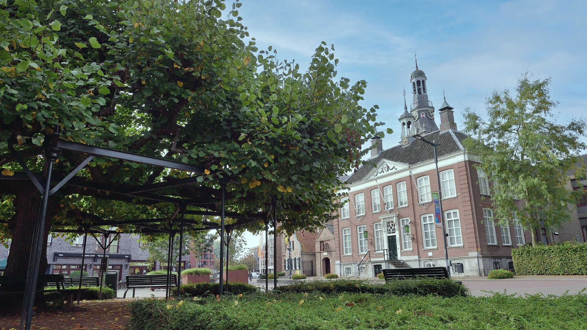 Moeierboom en oude raadhuis Etten-Leur