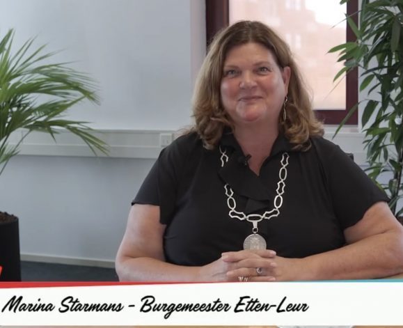 Marina Starmans Burgemeester van Etten-Leur op haar werkkamer aan het begin van een videoboodschap